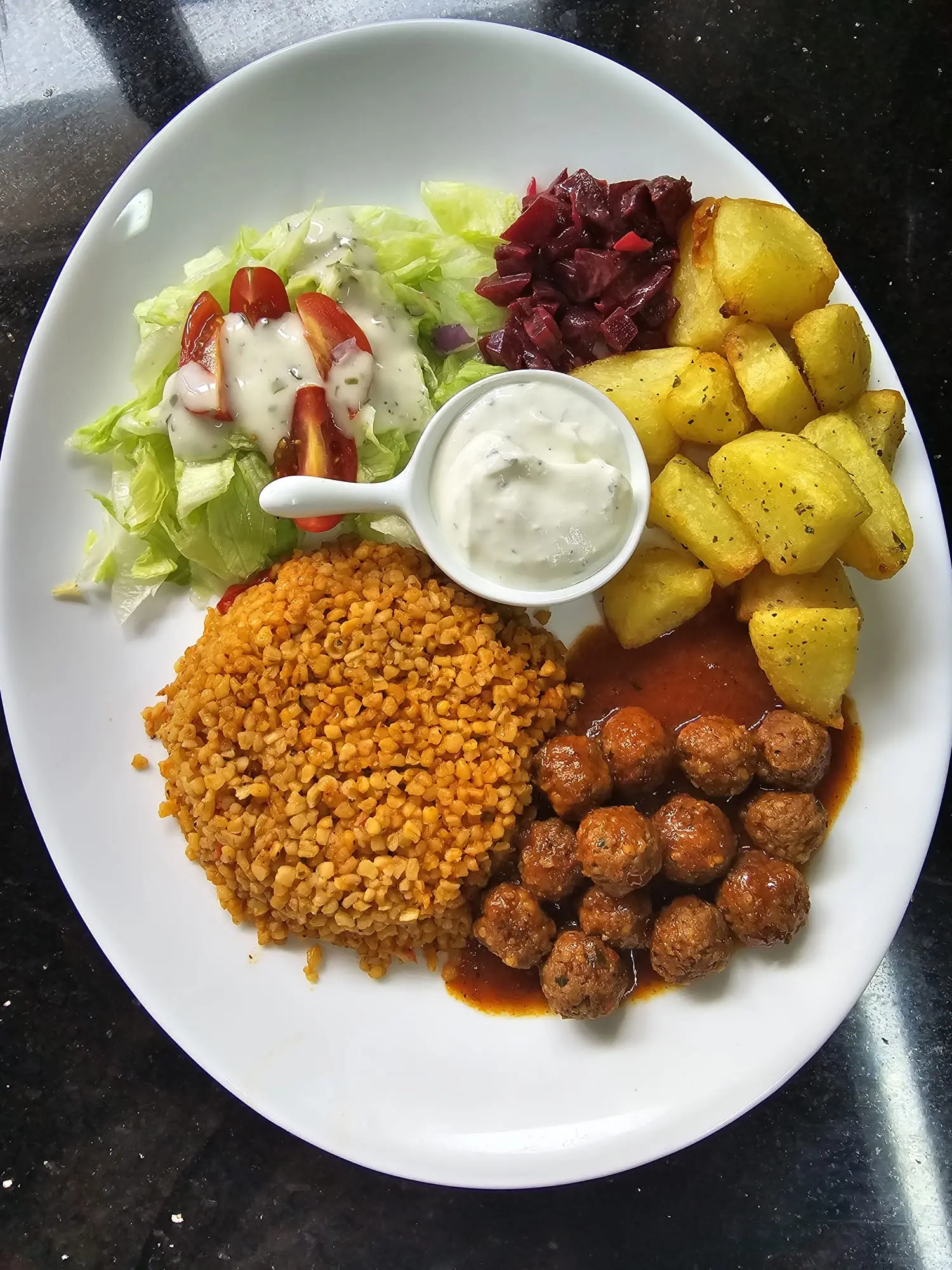 Assiette boulettes maison, salade et pommes de terre
