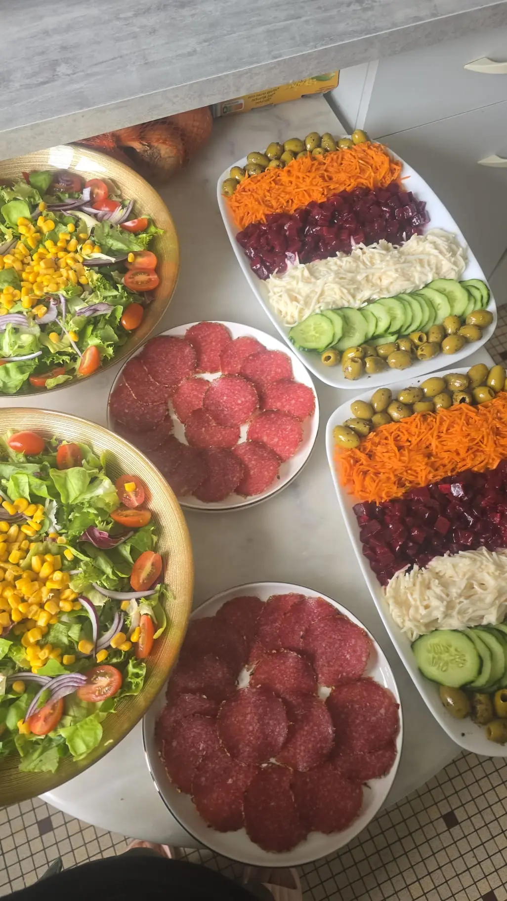 Préparation traiteur : salades, charcuterie et crudités