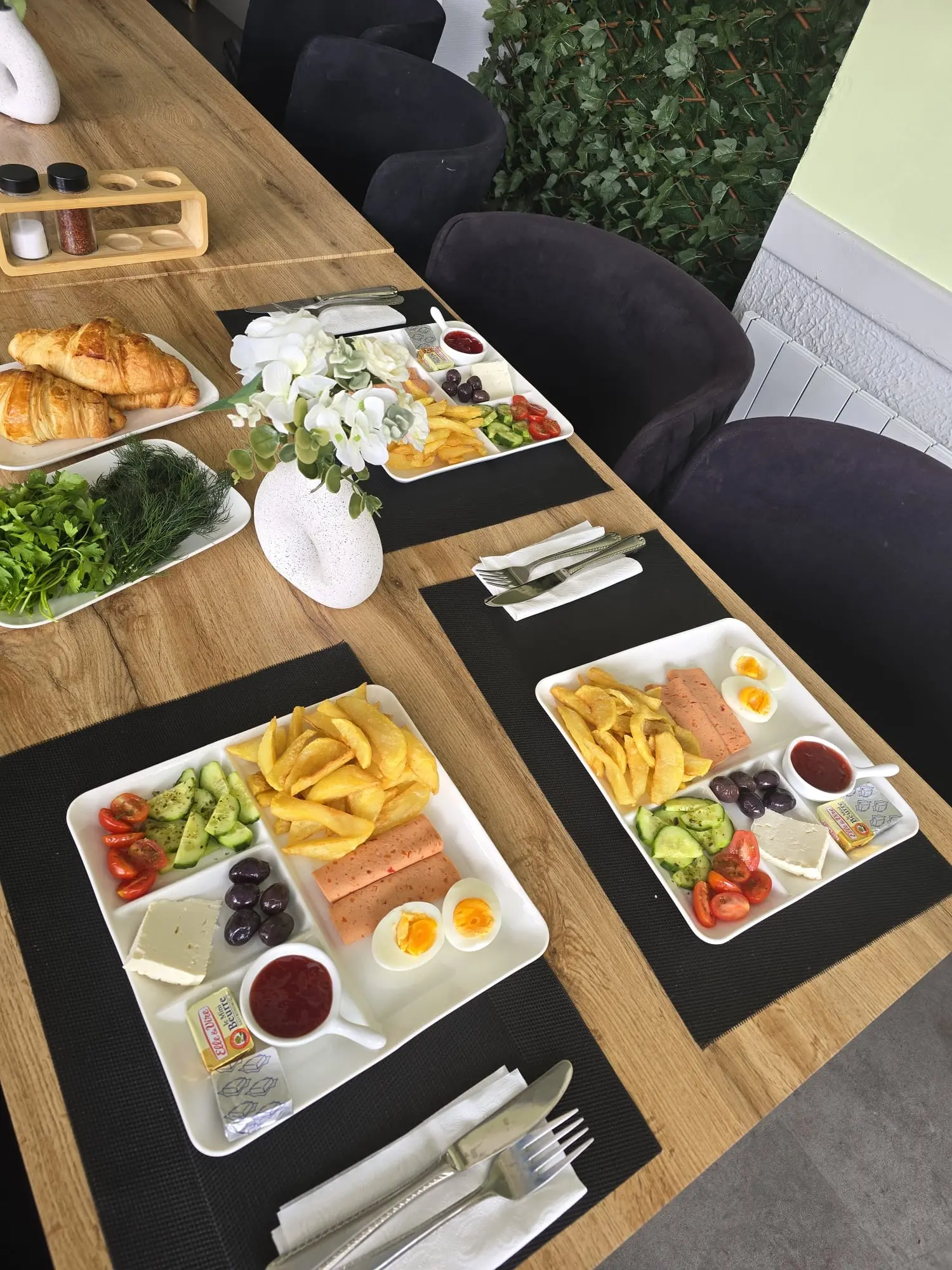 Plateaux petit déjeuner turc : œufs, fromage, olives, charcuterie, frites maison