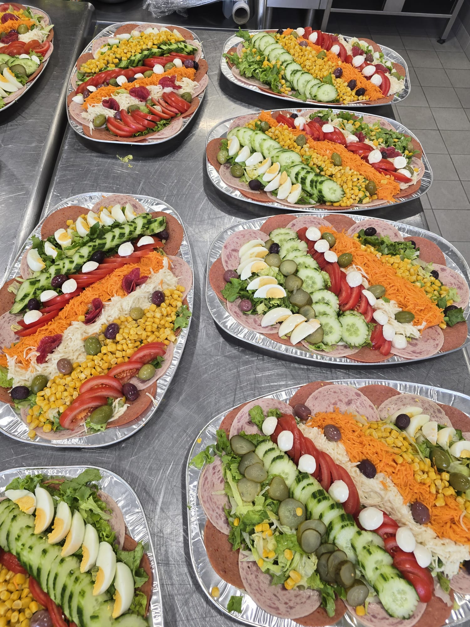 Plateaux traiteur dressés en cuisine
